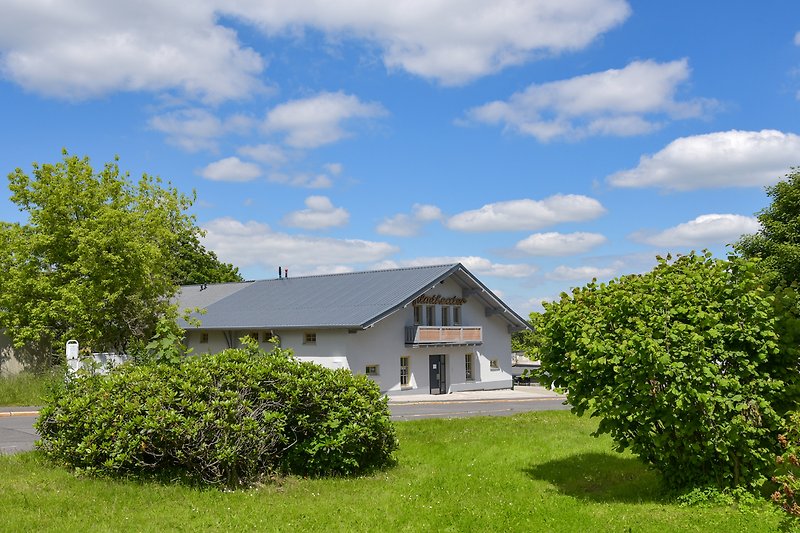 Gemütliches Landhaus mit gepflegtem Garten und schöner Einfahrt.