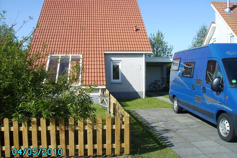 Hausansicht mit Parkplatz 