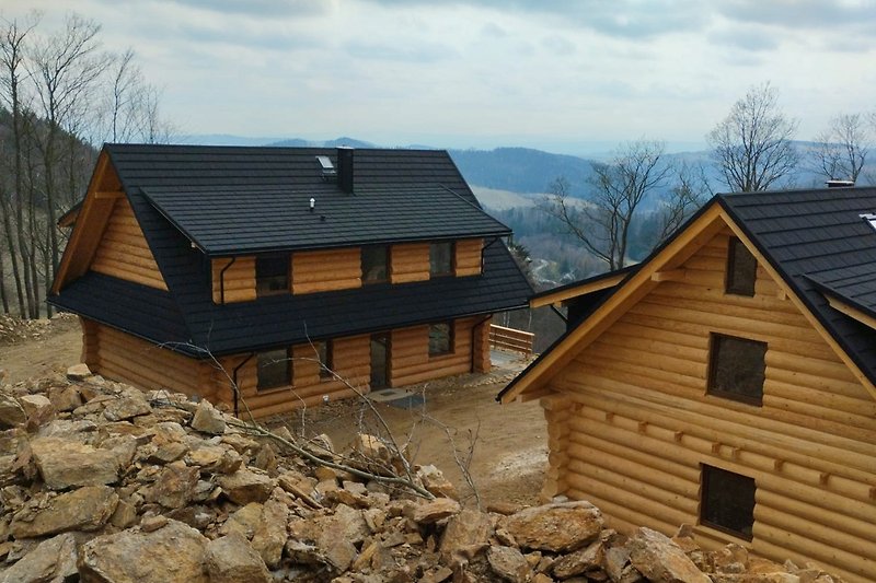 Blick auf Berge, Holzhütte, Winterlandschaft.