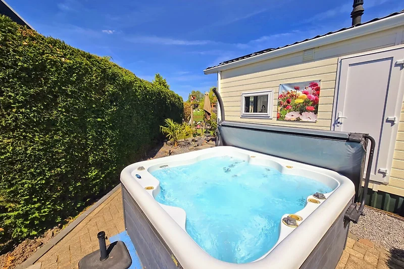 Pool mit Whirlpool und Jacuzzi im Resort.