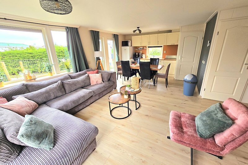 Wohnzimmer mit Tagesbett, Sofa und Blick auf den Garten.