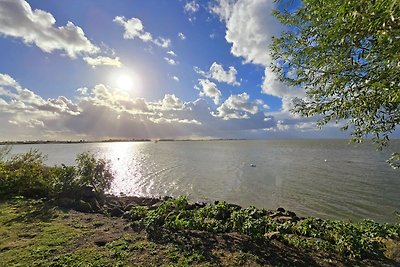 Dijkvilla met uitzicht op het water