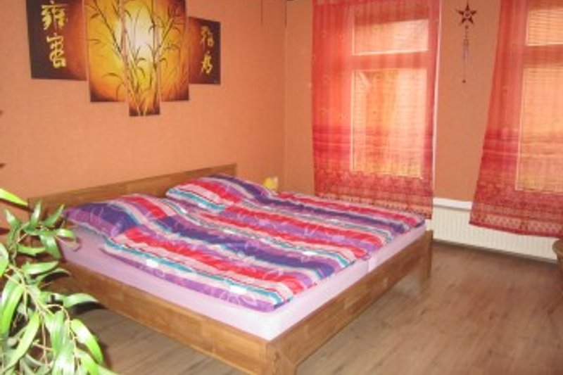 Ihr kuscheliges Schlafzimmer mit Doppelbett (2,00x2,00m)im asiatischen Stil