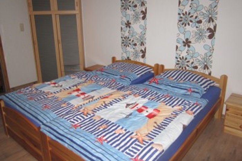 Ein zweites Schlafzimmer mit 4 Einzelbetten im Friesen-Stil und Spielecke