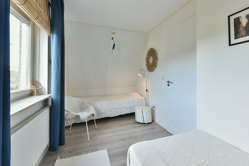 Kleine slaapkamer met twee eenpersoonsbedden