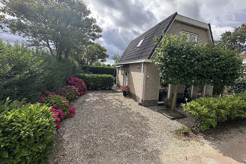 Prachtig vrijstaand huis met parkeerplaats ernaast en nog eentje voor aan het park