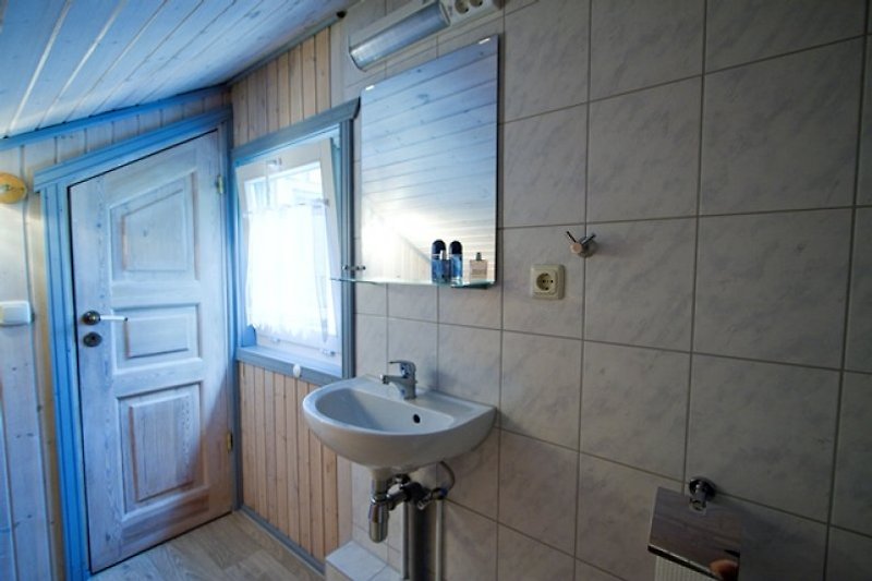 Salle de bain de la chambre en haut à droite, image originale, propriété deferienhausmecklenburg.de