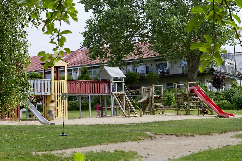 Plac zabaw dla dzieci w parku wakacyjnym