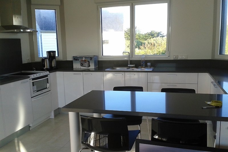 Ferienhaus in Kerlouan. Offener Küsche.
