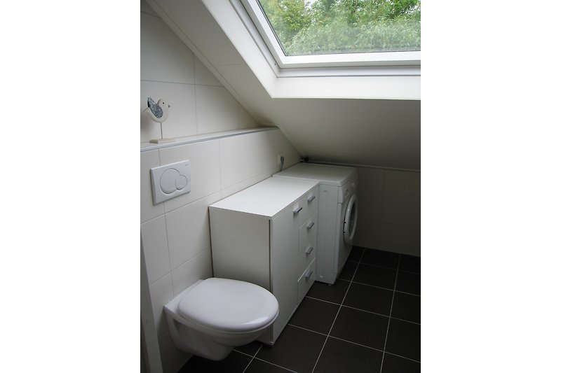 Badezimmer oben mit Toilette und 2 Waschbecken