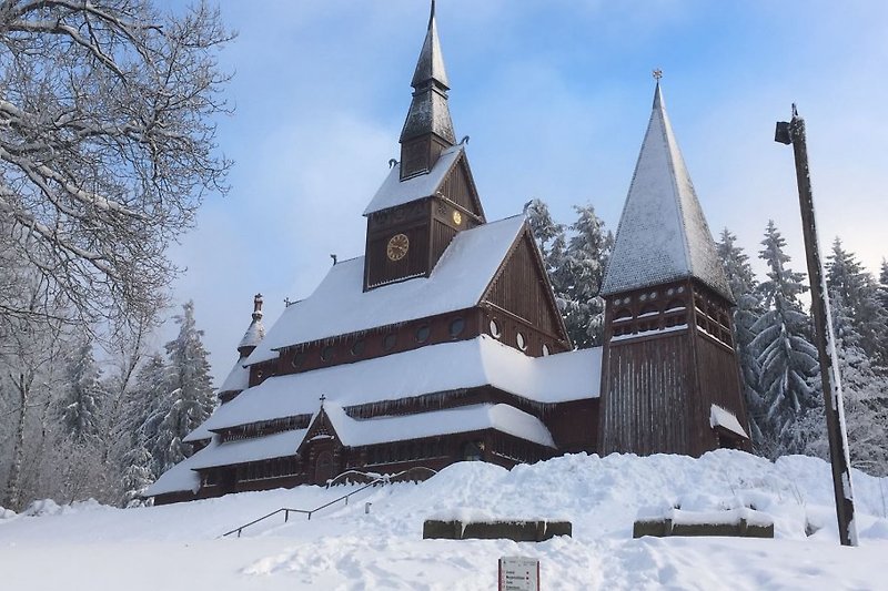 Stabkirche im Schnee