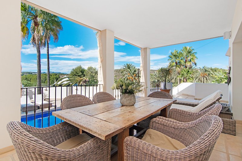 Luxuriöse Ferienwohnung mit Meerblick, Pool und Palmen. Gemütliche Terrasse.