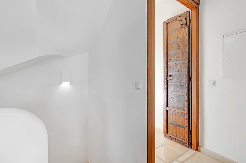 Elegante Holztür mit Glaspaneel und Aluminiumgriff.