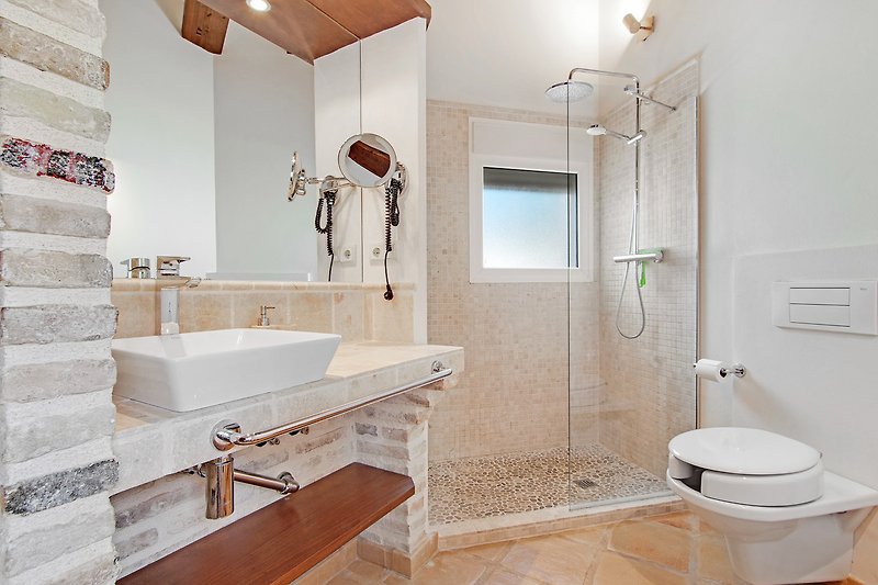 Modernes Badezimmer mit elegantem Design, Glasdusche und Badewanne.