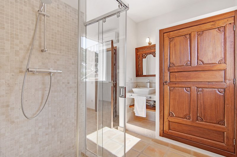 Modernes Badezimmer mit elegantem Design und Glasdusche.
