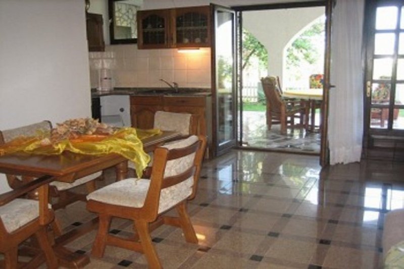 Ferienwohnung  Nr. 2  Küche und Essbereich verbunden mit überdachte Terrasse von etwa 30qm