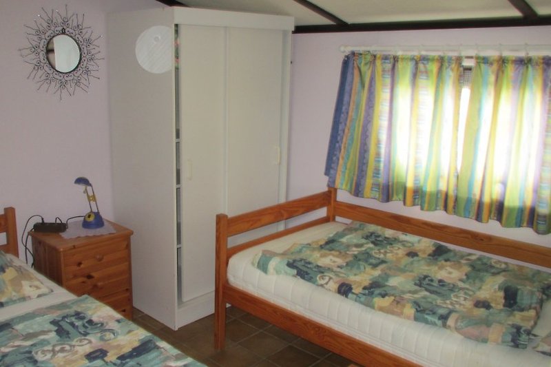 Schlafzimmer mit 2 Betten 090x2,00 mtr.