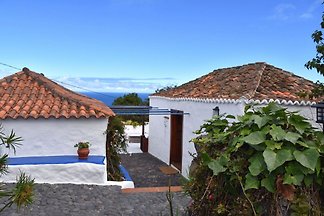Maison avec vue sur la montagne et la mer