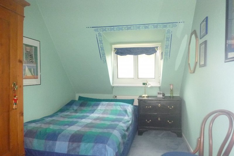 Schlafzimmer 3 im OG, mit einem Bett 1,40m breit