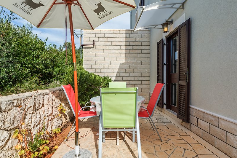 Terrasse. mit Gartensitzgarnitur und Sonnenschirm