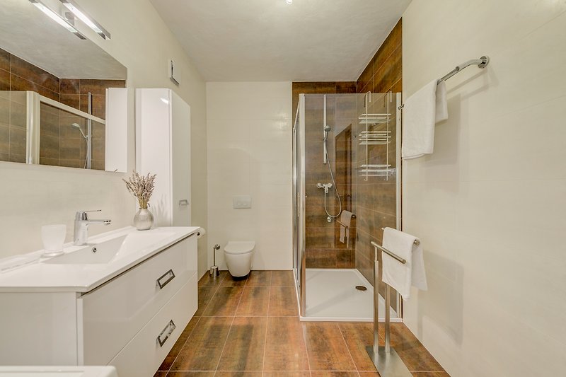 Łazienka z prysznicem - komfortowa łazienka z prysznicem na poziomie podłogi