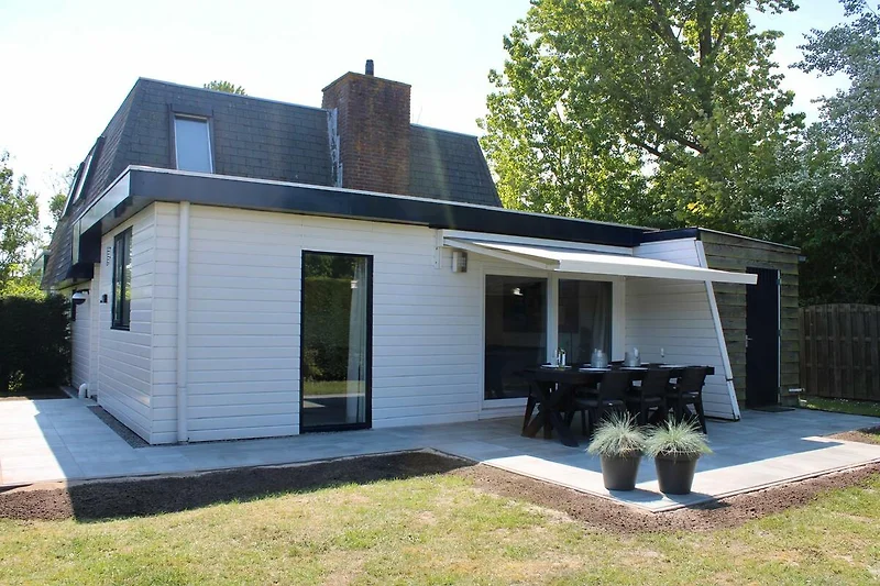 Gemütliches Landhaus mit Garten und Terrasse.