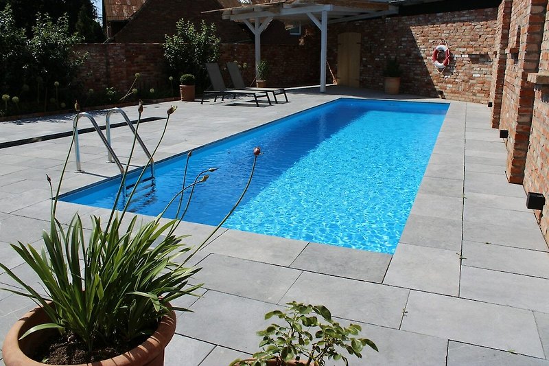 Luxuriöser Pool mit moderner Terrasse