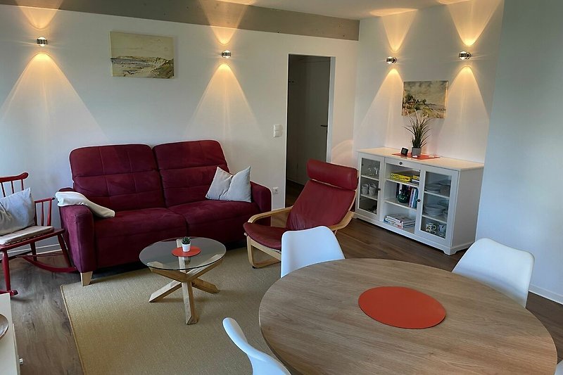Gemütliche Einrichtung mit Holzmöbeln, bequemer Couch und stilvoller Dekoration.