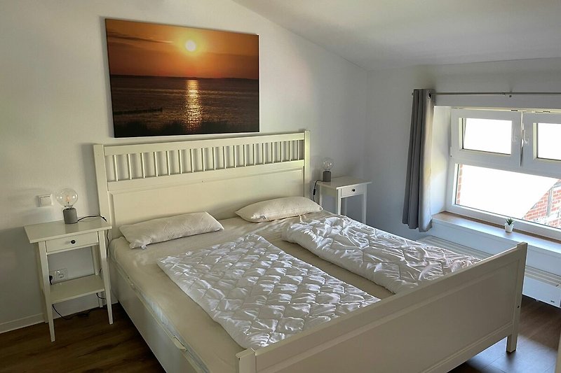 Schlafzimmer mit Doppelbett 1,80 m x 2,00 m