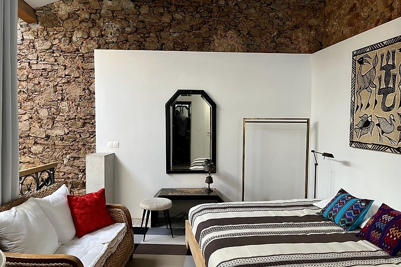 Schlafzimmer mit bequemem Bett ( 200 x 200) und eleganter Einrichtung: Spiegel und Schminktisch.