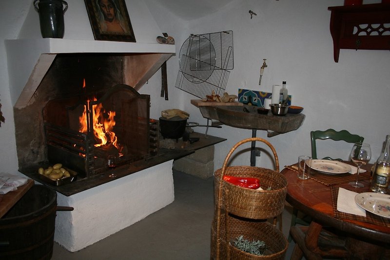 Alte Küche mit originalem Kamin.