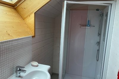 Altes Steinhaus am Berg beim See