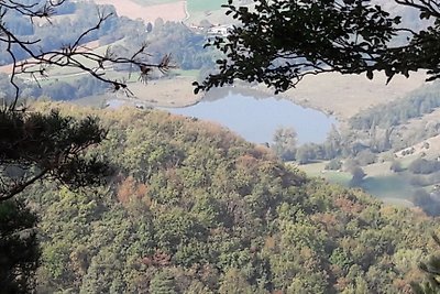 Altes Steinhaus am Berg beim See