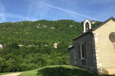 Altes Steinhaus am Berg beim See