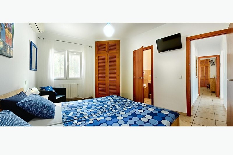 Schlafzimmer blau mit Doppelbett 180 x 200 cm