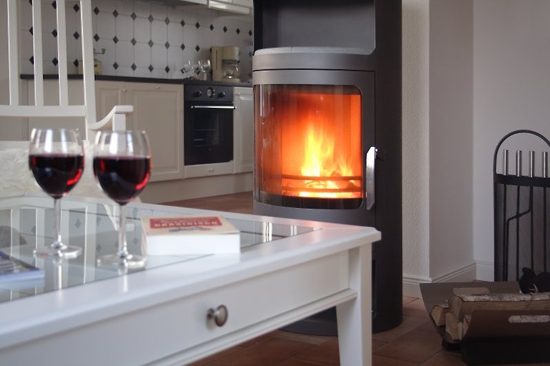 When the northwest wind blows over the island, one sits comfortably by the fireplace with a glass of good wine.