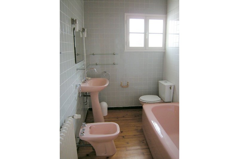Badezimmer mit Zugang vom Flur