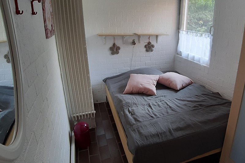 Downstairs bedroom (140 cm bed)