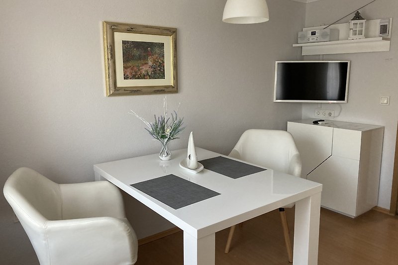 Wohnzimmer mit Holzmöbeln