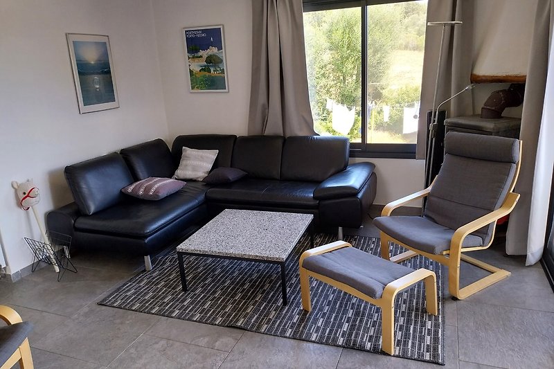 Stilvolles Wohnzimmer mit bequemer Couch und elegantem Tisch.