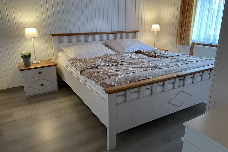 Schlafzimmer mit gemütlichem Doppelbett