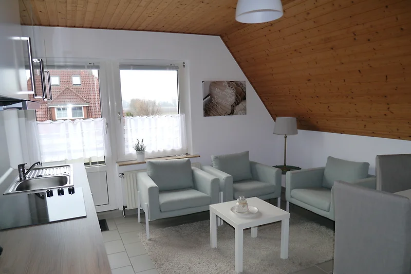 Woonruimte met kastbed, eettafel en kitchenette