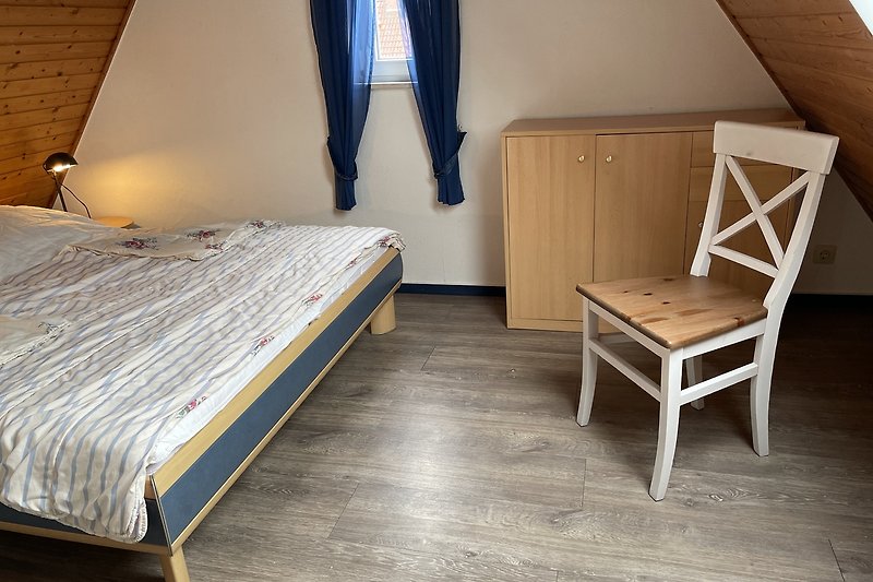Schlafzimmer mit Doppelbett u. Einzelbett