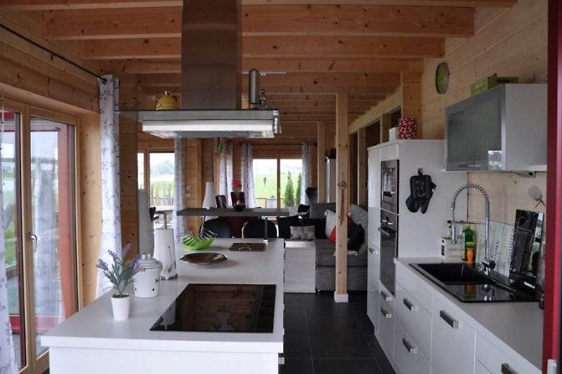 Blick von der Küche durch den Wohn /Essbereich