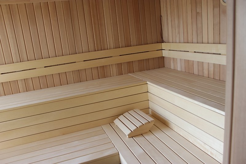 große Sauna: 4 Liegeflächen