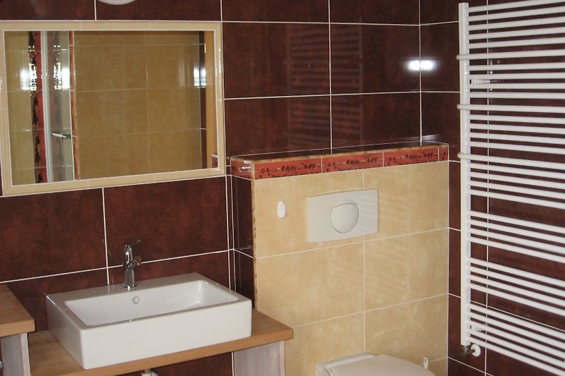 Das 2. Badezimmer ebensfalls mit einer Duschkabine ausgestattet.