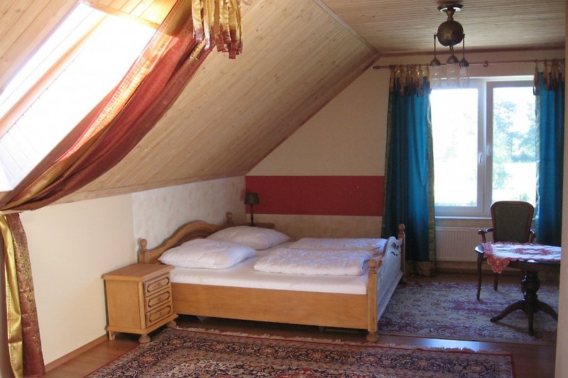 Das rote Zimmer mit einem Doppelbett und einem Einzelbett (0,90 x 1,72m)  und SAT-TV