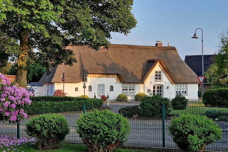 Reethus in de Sünn, 2-6 Personen, 3 Schlafz.., Kamin, gr. eingez. Garten, untere Ebene barrierefrei, Haustiere erlaubt.