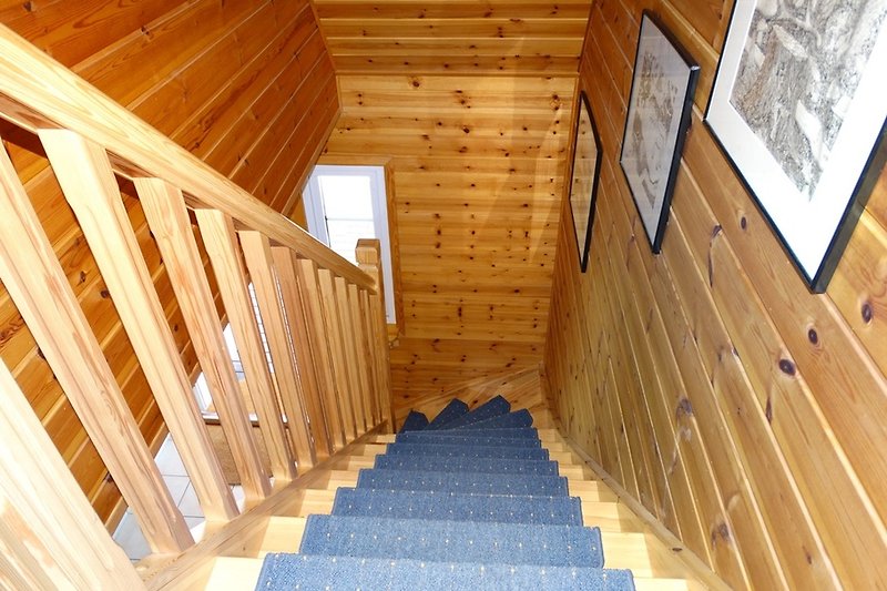 Gut begehbare Treppe zum oberen Bad und zu den 2 oberen Schlafzimmern.