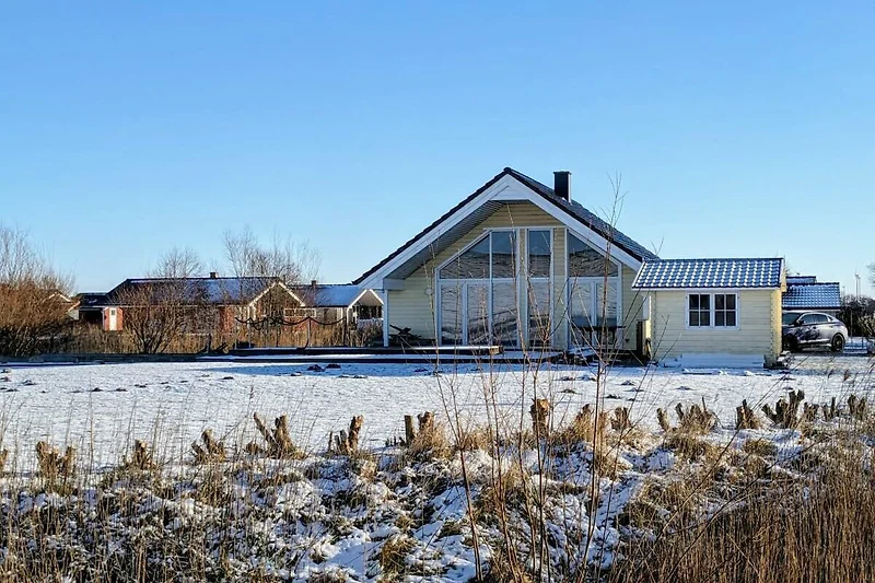 Verschneites Strandhaus in ruhiger Lage am Deich